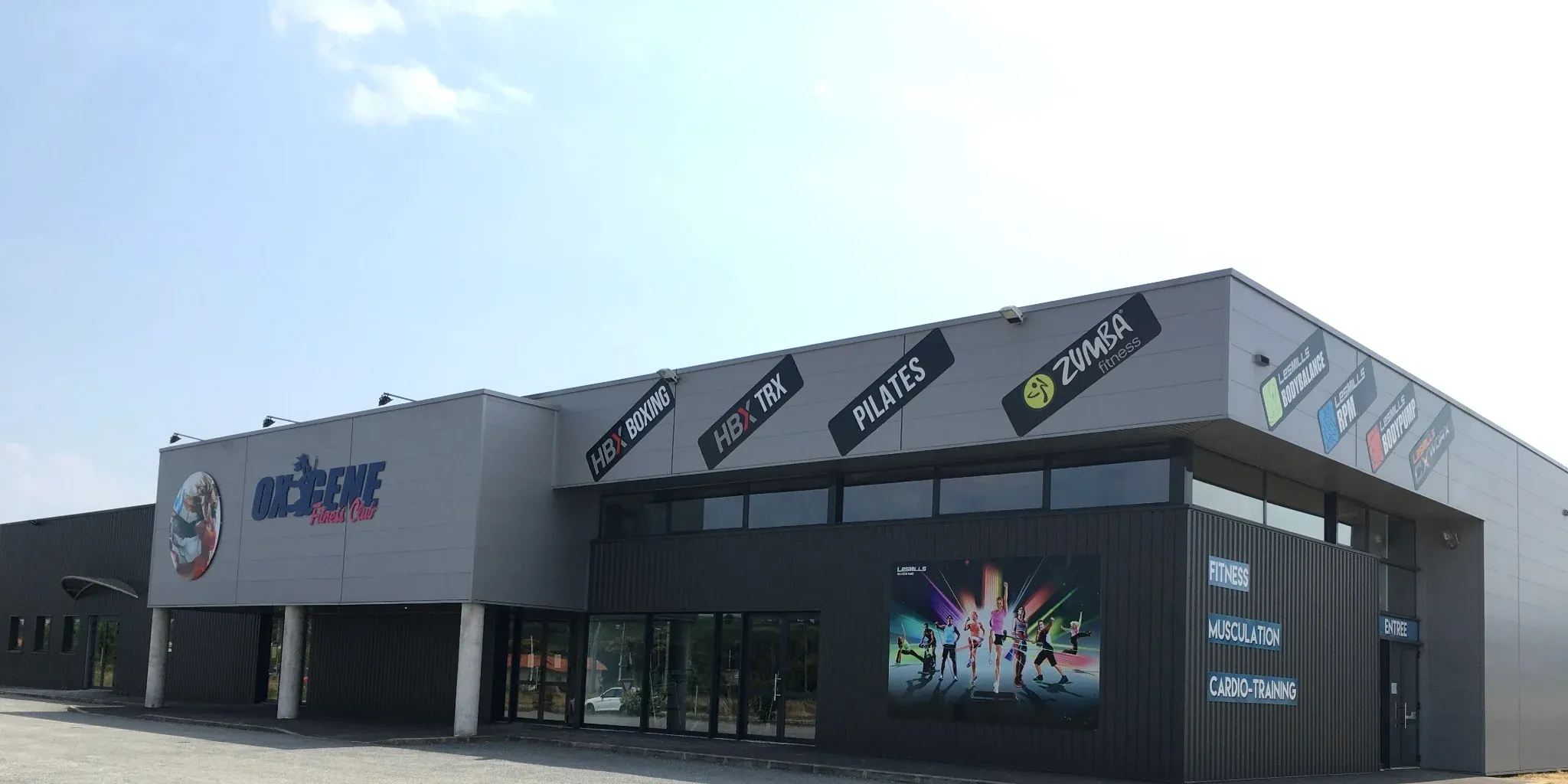 Façade extérieure d’OXYGÈNE Fitness Saint-Macaire et entrée du club.