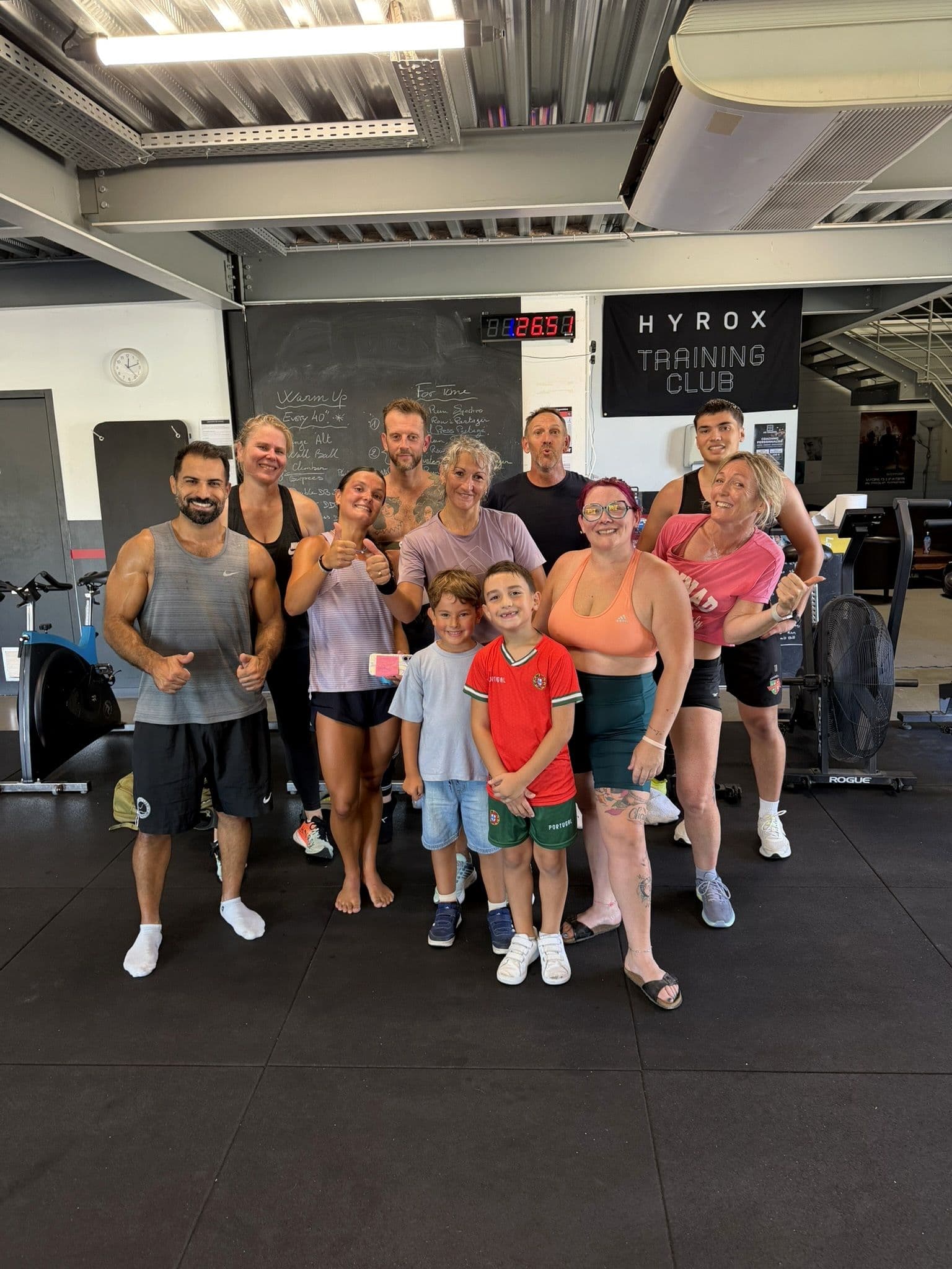 Groupe d’adhérents dans l’espace HYROX d’OXYGÈNE Fitness Saint-Macaire.